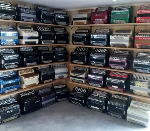 Accordéons révisés rangés dans la boutique JJ Music